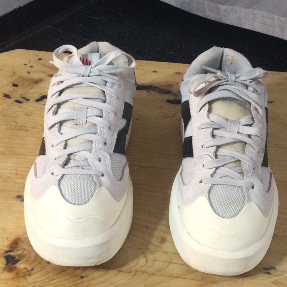 Men's Casual Lace-Up Sneakers in Light Gray and Black
